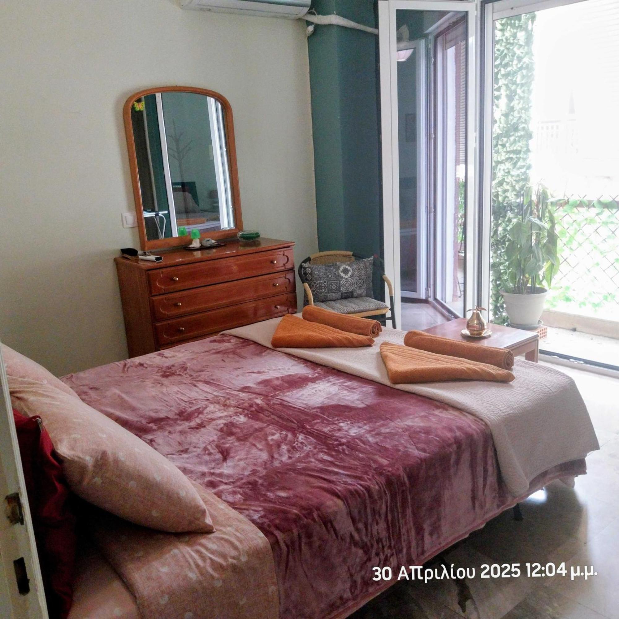 Cozy & Bright 50m From Subway -agios Antonios אתונה